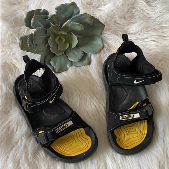 nike buckle sandals